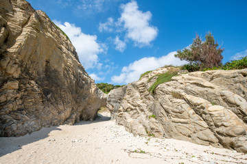 Fototapeta na wymiar Steinformation am Aharen Strand auf der Insel Tokashiki, Okinawa, Japan