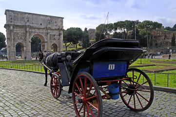 Fototapeta premium Horse and Carriage by the Arch of Constantine in Rome Italy