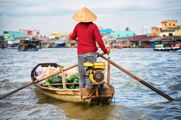Obraz premium Woman selling watermelon at Floating market at Mekong Can Tho