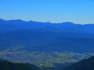 駒ケ根市。中央アルプス。駒ケ根　長野　日本。９月中旬。
