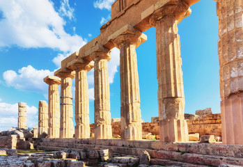 Obraz premium Ruins of ancient acropolis with Temple in Selinunte at Sicily