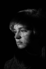 Fototapeta premium piękny chłopak z cieniem kraty na twarzy