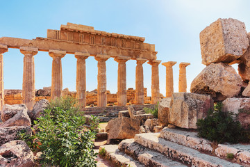 Obraz premium Ruins of Doric acropolis and Temple in Selinunte at Sicily