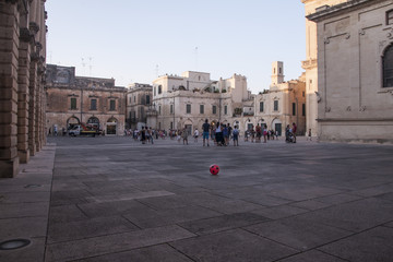 Fototapeta premium red balloon forgotten in the baroque square
