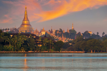 Fototapeta na wymiar Shwedagon pagoda