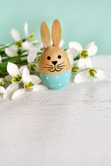 Holz-Osterhase mit Schneeglöckchen