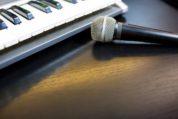 Obraz premium Image of keyboard with microphone on black background.
