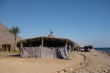 Taba, Egipt - chaty tubylców nad brzegiem morza - obrazy, fototapety, plakaty