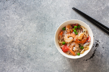 Shrimps, rice noodles, peas and grapefruit salad