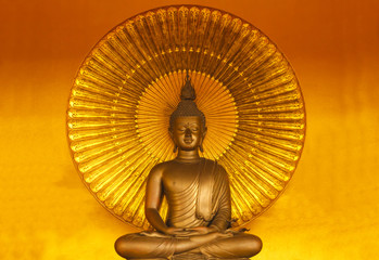 Méditation de Bouddha d& 39 or avec un fond de couleur or.