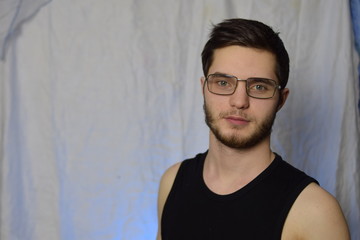 Obraz premium guy with a beard wearing glasses