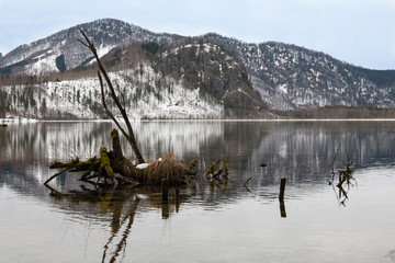 Winterlicher Bergsee