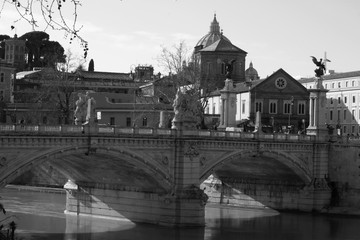 ponte sul fiume Tevere in centro città di Roma