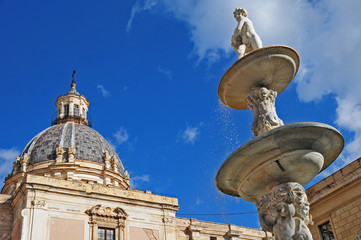 Fototapeta premium Palermo, la fontana di piazza Pretoria e la chiesa di Santa Caterina d'Alessandria