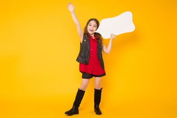 Little brunette girl with speech bubble