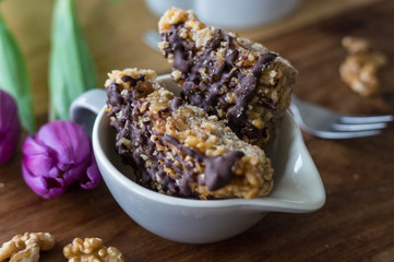 Nussecken in grauer Tasse