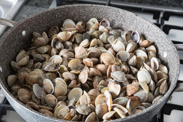 Cooking spaghetti with clams