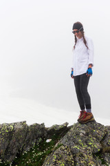 Naklejka premium Dziewczyna szczęśliwy turysta skoki na skałach.