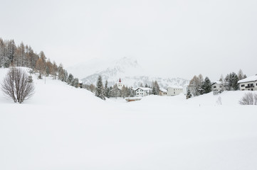 Maloja, Dorf, Engadin, Oberengadin, Engadiner Dorf, Chiesa Bianca, Kirche, Malojapass, Passstrasse, Winter, Wintersport, Langlauf, Alpen, Graubünden, Schweiz
