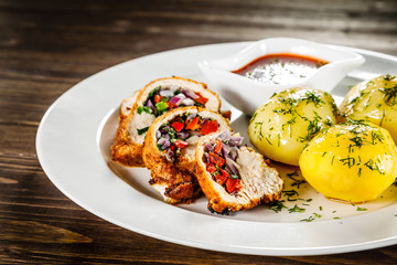 Stuffed chicken fillets and vegetables 