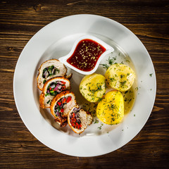 Stuffed chicken fillets and vegetables 