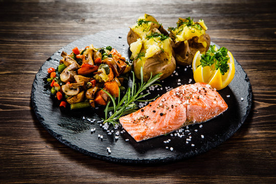 Grilled salmon and vegetables 