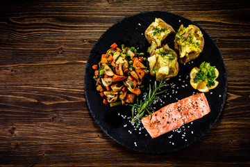 Grilled salmon and vegetables 