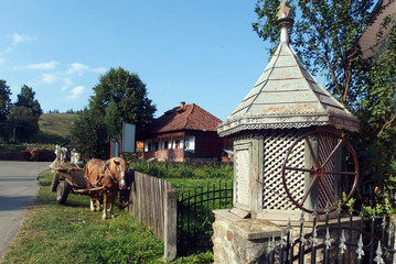Rumunia, Bukowina - ozdobna drewniana studnia © Iwona