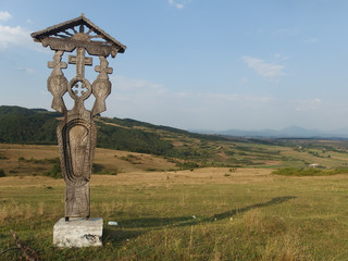 Rumunia, Maramuresz - drewniany krzyż stojący w polu - obrazy, fototapety, plakaty