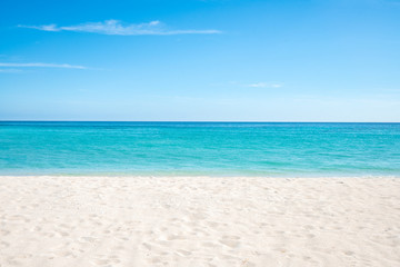 Naklejka premium Lato, słońce, plaża i morze na bezludnej wyspie w tropikach