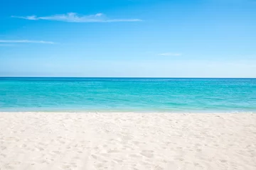 Afwasbaar Fotobehang Strand en zee Zomer, zon, strand en zee op een eenzaam eiland in de tropen