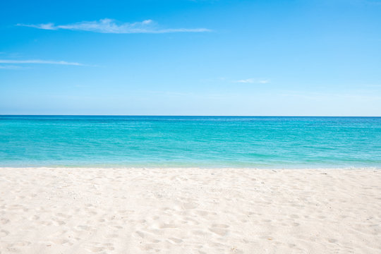 Fototapeta Lato, słońce, plaża i morze na bezludnej wyspie w tropikach