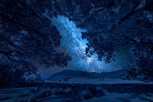 Fototapeta Milky way and hills in District Lake in England