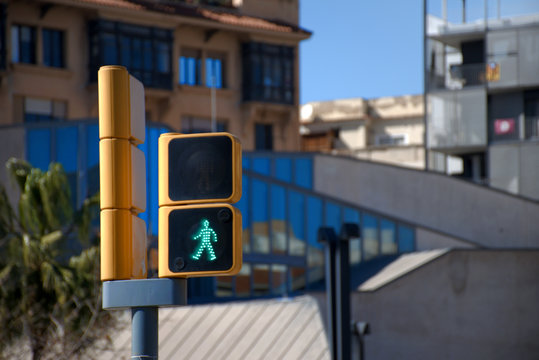 Semáforo en verde en una calle de Barcelona