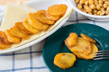Table with potato chips and chickeaps.