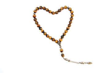 Tesbih kalp şekli verilmiş, beya arka planda, izole edilmiş,