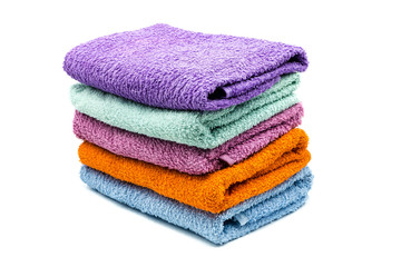 Bunter Handtuch stapel isoliert freigestellt auf wei&szlig;en Hintergrund, Freisteller