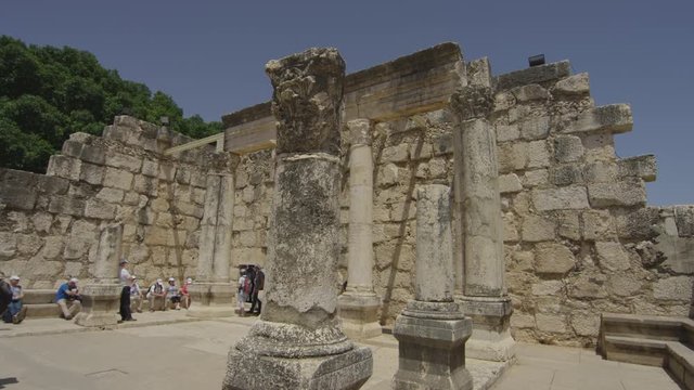 Tourists at the synagogue