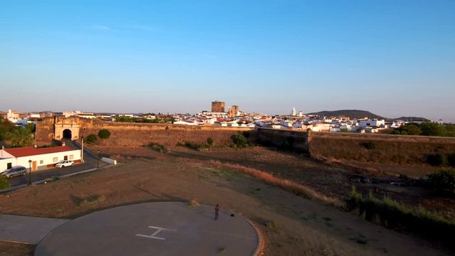 Olivenza, pueblo de la provincia de Badajoz, en la comunidad autónoma de Extremadura (España) muy cerca de Portugal. Video aereo con Drone