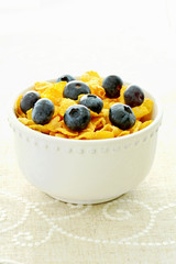 Corn flakes with blueberries