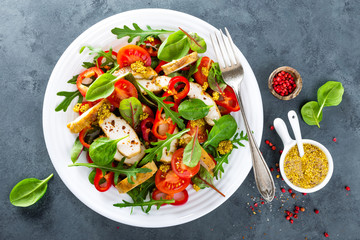 Fresh vegetable salad plate of tomatoes, spinach, pepper, arugula, chard leaves and grilled chicken breast. Fried chicken meat, fillet with salad. Healthy food. Diet dinner or lunch menu