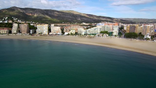 Drone en Oropesa del Mar, pueblo de la Comunidad Valenciana, España, situado en la costa de la provincia de Castellón. Video aereo con Drone
