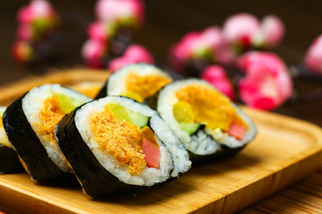 Laver rice sushi in bamboo plate