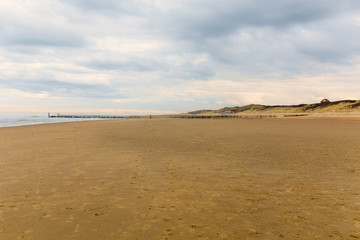 Fototapeta na wymiar Nordsee Strand mit Blick über die Dünen 