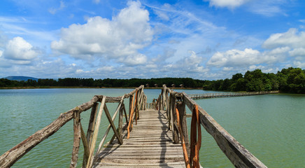Naklejka premium Wooden bridge across reservoir.