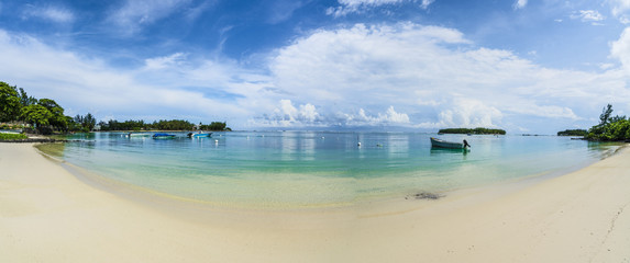 Obraz na płótnie Canvas Blue Bay, public beach at Mauritius island, Africa