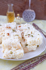 Barfi mit Kokos- Flocken