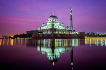 Fototapeta na wymiar Mosque in Kuala lumpur city