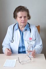 Ärztin mit Mineralwasser