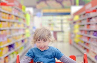 belle enfant en grande surface